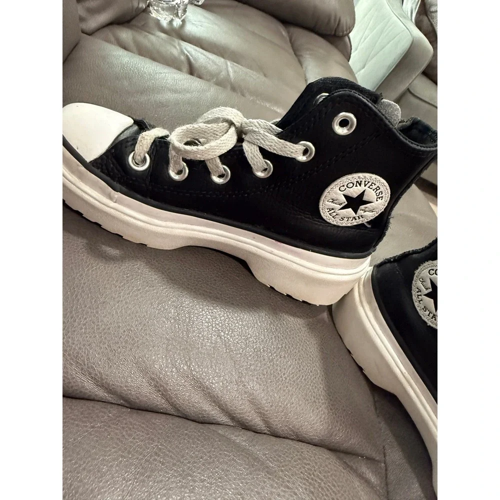 Converse Chuck Taylor Lugged 2.0 Black Leather High Zip Sneakers Youth 1 A05541C